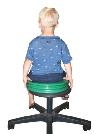 kind zittend op wiebelkussen